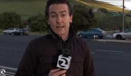 Video: Phóng viên suýt chết khi đang truyền hình trực tiếp