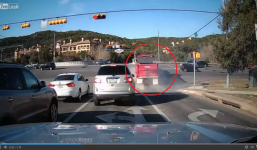 Xe tải 'điên' mất lái ủi bay 3 xe con, kéo đứt đường dây điện