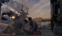 'Hậu Duệ Của Mặt Trời' tập 6: Song Joong Ki tiếp tục bị Song Hye Kyo từ chối