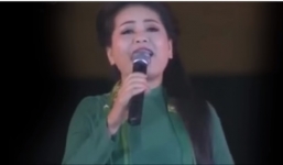 Anh Thơ khoe giọng cao vút với 'Mẹ yêu con'