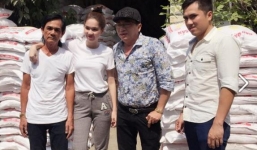 Facebook sao Việt: Ngọc Trinh về quê từ thiện cùng anh hai