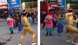 Cụ bà U90 nhảy múa cùng thanh niên giữa trung tâm thị trấn