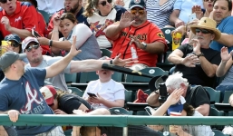 Khoảnh khắc bố giơ tay chắn nguy hiểm cho con gây sốt 