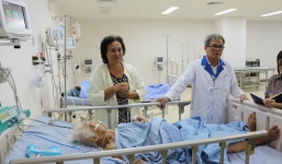 Khối u khổng lồ 13 kg trong bụng cụ bà 100 tuổi