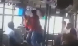 Video: Thanh niên móc túi trên xe buýt bị bắt tại trận