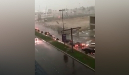 Video: Sân bay Dubai hóa 'nghĩa địa' sau bão lớn