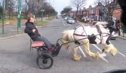 Người đàn ông cưỡi cỗ xe ngựa phi qua đầu ô tô