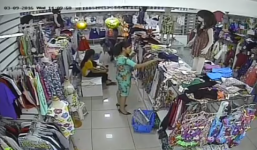 Trộm iPhone 6s tại cửa hàng 