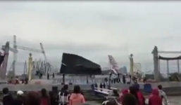 Vĩnh Phúc: Sân khấu nổi bất ngờ đổ sập, cả quảng trường náo loạn