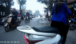 Chị gái lùi xe xuống lòng đường 'hồn nhiên', suýt gây tai nạn cho biker