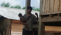 Đến mảnh đất kỳ lạ: Đi làm là việc của vợ, bế con cứ để anh lo