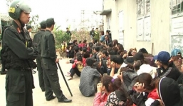 Cảnh sát đi tàu hỏa đột kích sới bạc “khủng”: Tạm giữ 91 con bạc