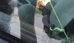 Mẹo mở cửa xe ô tô chỉ với 1 sợi dây