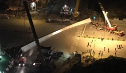 Dầm thép 140 tấn đổ sập giữa đêm, phóng viên tác nghiệp bị hành hung