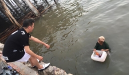 Đàm Vĩnh Hưng xót xa chứng kiến cụ bà 83 tuổi ngâm mình trong nước