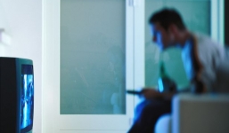 Hoảng hốt khi vợ đã chết 2 năm xuất hiện trên truyền hình