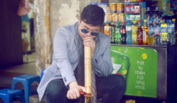 Quang Lê thích thú hút điếu cày, lang thang phố cổ Hà Nội