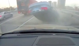 Ô tô con lật ngửa khi cố vượt xe container