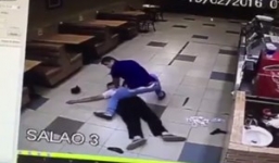 Tên cướp bất ngờ bị tước súng, khống chế trong giây lát