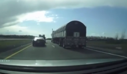 Video: Vỉa mặt xe tải, ôtô gây tai nạn liên hoàn như phim hành động