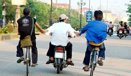 Học sinh vi phạm luật giao thông: Học sinh hư phải phạt thật nặng!