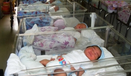 Vụ bệnh viện trao nhầm trẻ sơ sinh: Trách nhiệm thuộc về ai?