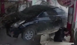 Video: Xe 'điên' lao như bay vào cửa hàng thức ăn nhanh