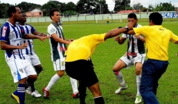 Video: Cầu thủ nghiệp dư Italia đánh trọng tài vì quá ức chế 