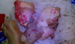 Hãi hùng thịt heo luộc đỏ như máu ở Quảng Nam