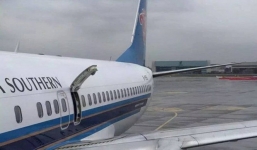 Cất cánh muộn 1 tiếng do khách Trung Quốc cố mở cửa thoát hiểm 'hít khí trời'