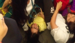 Fan Việt náo loạn, dẫm đạp nhau đón nhóm T-ara tại sân bay Tân Sơn Nhất