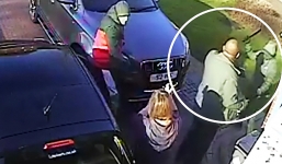 Đang hôn vợ, người đàn ông bị trộm xe vụt tới tấp ngay trước cửa nhà