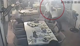 Video: Người đàn ông bị truy sát ngay trong nhà hàng ở Nha Trang