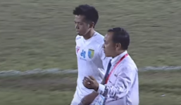 Video: Cận cảnh tình huống Văn Quyết xô ngã trọng tài Công Khanh