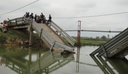 Sà lan bị nhấn chìm sau khi đâm sập cầu dân sinh