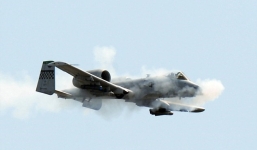 Video: Mỹ dùng máy bay từ thời chiến tranh Việt Nam để dội bom IS