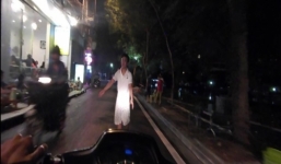 Video: Phát hoảng với cảnh 'trai vẫy' dàn hàng giữa Thủ đô