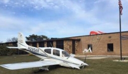 Video: Máy bay lao xuống đất, hai bố con thoát chết