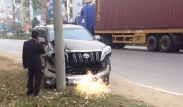 Bài học cần nhớ nếu chẳng may ô tô đâm cột điện 