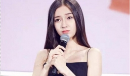 Angelababy bối rối khi diện đầm ôm sát
