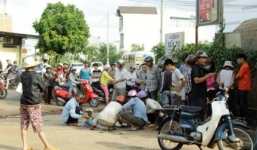 Bố lùi xe, vô tình cán chết con trai