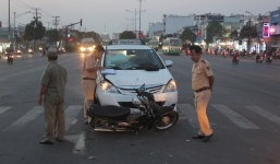 Chạy ngược chiều, nam thanh niên bị xe taxi hất lên nắp capo