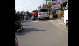 Nhóm 'phượt' vây đánh hội đồng lái xe ô tô sau khi va chạm