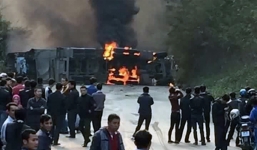 Hiện trường vụ tai nạn thảm khốc, xe bồn đâm xe khách ở Hòa Bình