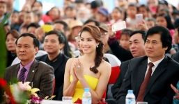 Hoa hậu Phạm Hương rạng ngời đi sự kiện