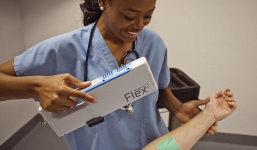 Công nghệ nhìn xuyên thấu da giúp lấy ven chính xác 100\%