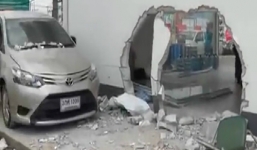 Mất lái, tài xế nữ đâm xuyên 3 lớp tường