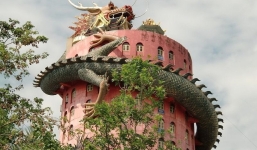 Tham quan ngôi đền rồng cuốn độc đáo tại Thái Lan