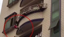 Video: Khoảnh khắc giải cứu bé trai 1 tuổi rơi từ ban công tầng 5 xuống