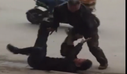 Va chạm giao thông, 2 người đàn ông trung niên lao vào 'ăn thua'